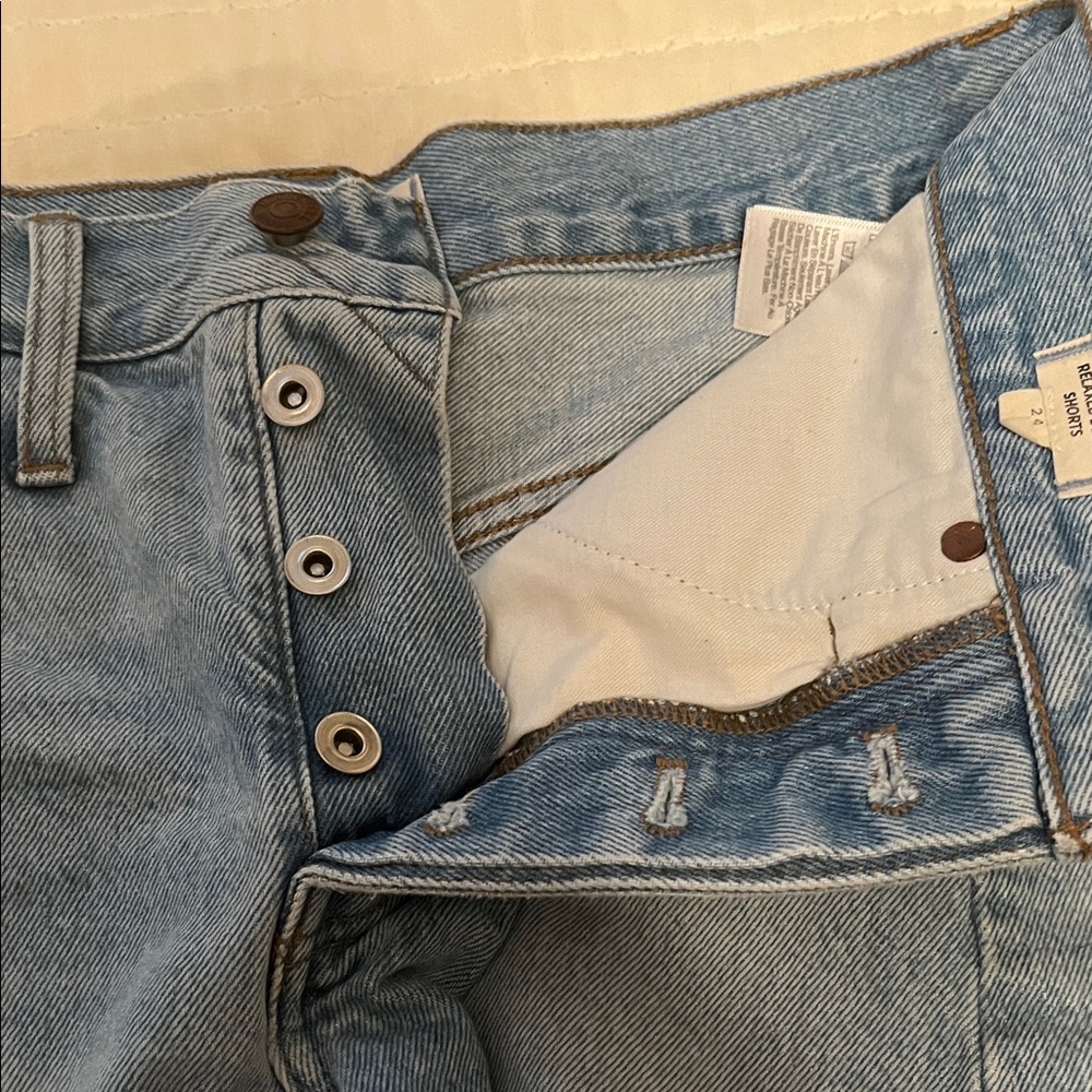 Madewell Relaxed Denim Shorts in Cedarcroft Light Blue Wash with Frayed Ends - Picture 7 of 16